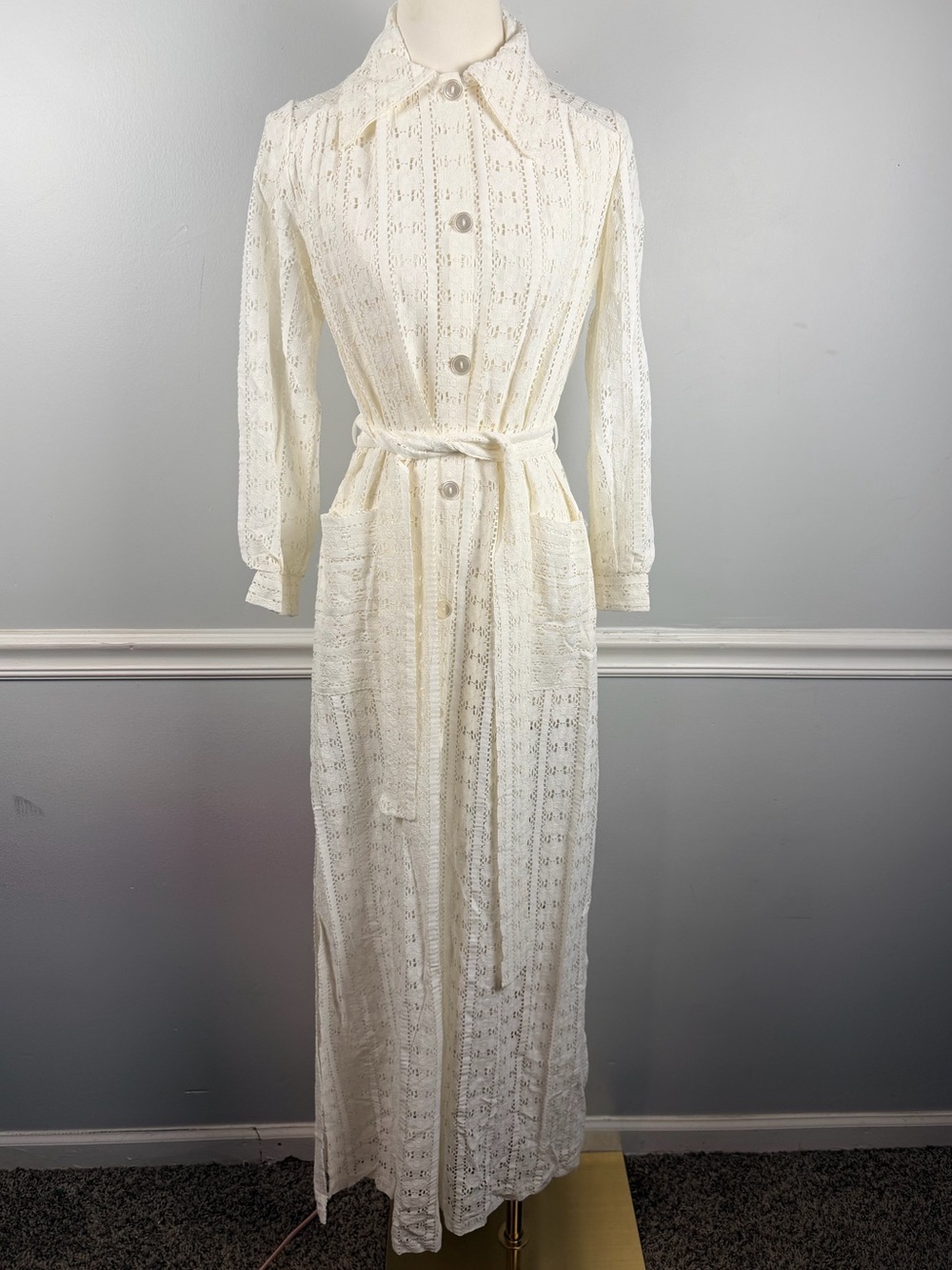 1960s / 1970s Cream lace duster robe size petite(XS) made in USA